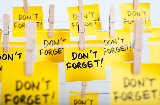 don't forget adhesive note papers with "don't forget!" message hanging on the rope latch photos stock pictures, royalty-free photos & images