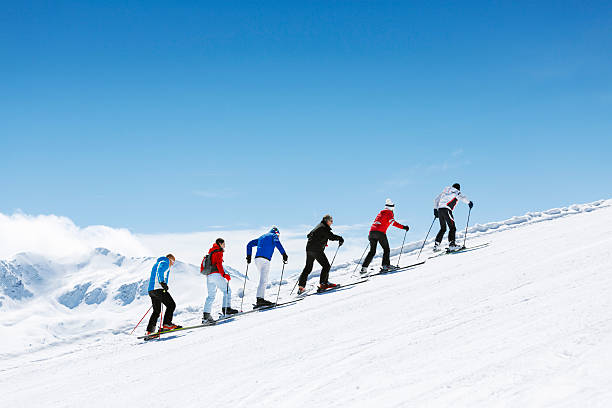 narciarskie-grupa wspina się na szczyt góry - winter friendship france italy zdjęcia i obrazy z banku zdjęć