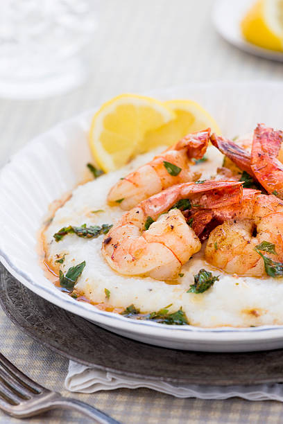 krewetki i grits - grits prepared shrimp restaurant food zdjęcia i obrazy z banku zdjęć