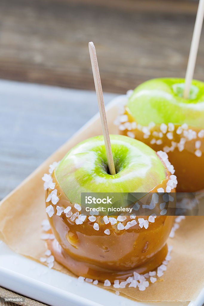 Caramelo manzanas salado - Foto de stock de Manzana acaramelada libre de derechos