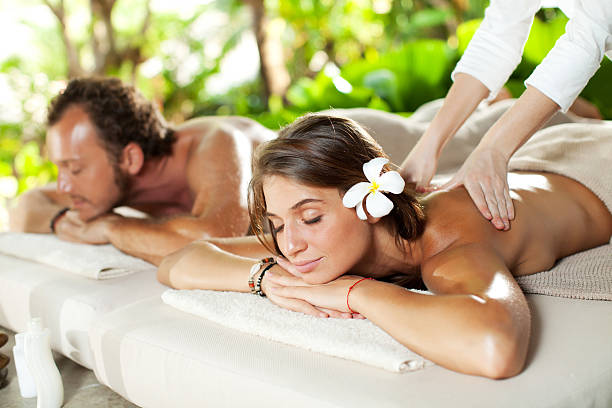 piękna para się masaż na plecach. - shirtless caucasian freshness relaxation zdjęcia i obrazy z banku zdjęć
