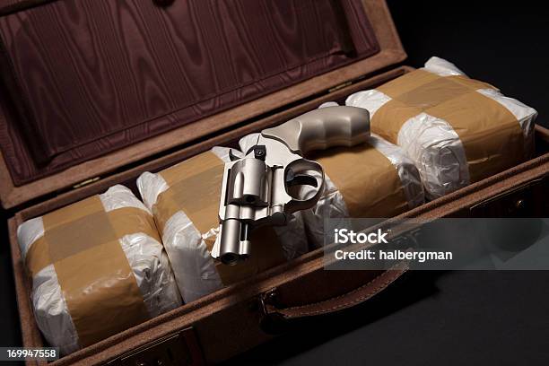 Revolver E Farmaci In Una Cartella - Fotografie stock e altre immagini di Cartello della droga - Cartello della droga, Droghe ricreative, Farmaco