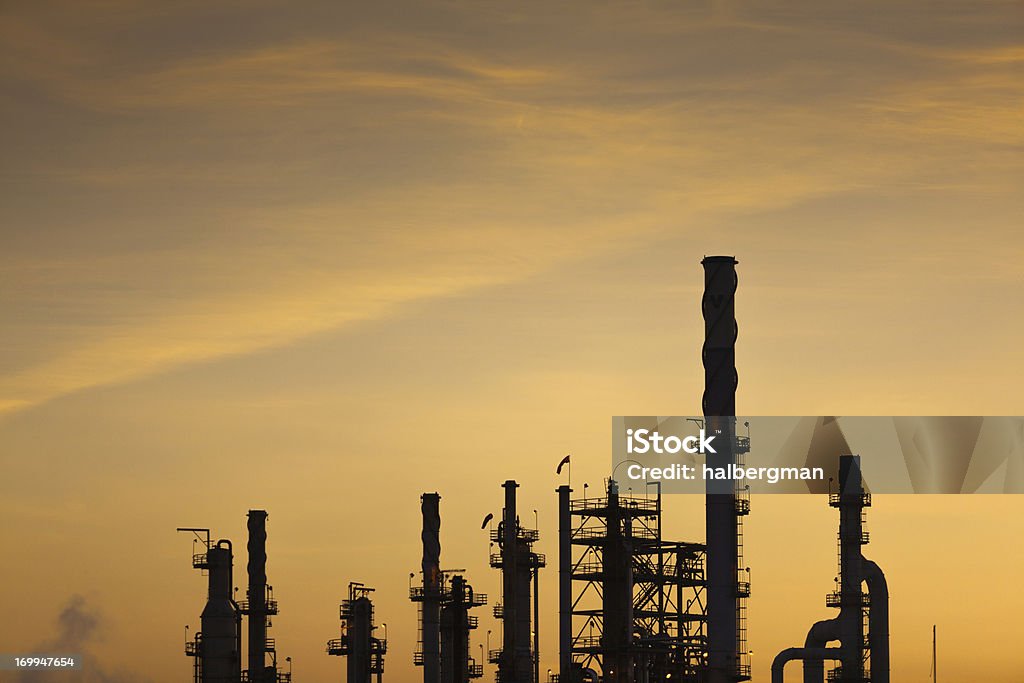 Refinería de petróleo Silueta [ ] Horizontal - Foto de stock de Refinería libre de derechos