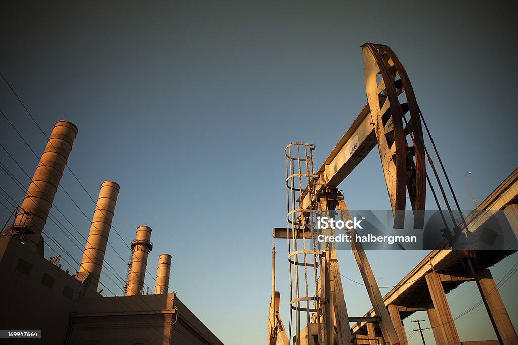 Derrick di petrolio e fabbrica - Foto stock royalty-free di Attrezzatura