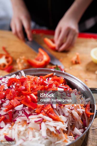 Photo libre de droit de Cuire La Préparation De Légumes banque d'images et plus d'images libres de droit de Aliment - Aliment, Aliment cru, Couleur vive