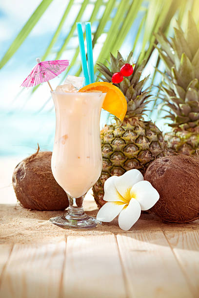 피나 콜라다 칵테일을 플라주 복사 공간이 - coconut drink cocktail umbrella 뉴스 사진 이미지