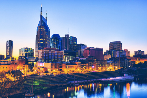 Vista de los edificios de Nashville en el crepúsculo photo