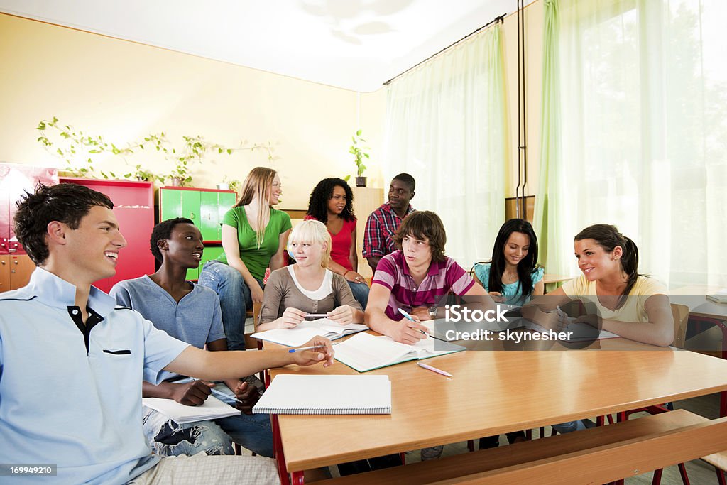 Grande grupo de alunos em sala de aula estudando juntos. - Foto de stock de 16-17 Anos royalty-free