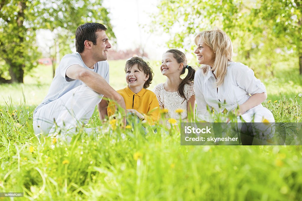 Belle famille dans le parc. - Photo de Adulte libre de droits
