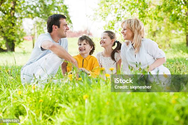 Photo libre de droit de Belle Famille Dans Le Parc banque d'images et plus d'images libres de droit de Adulte - Adulte, Arbre en fleurs, Assis