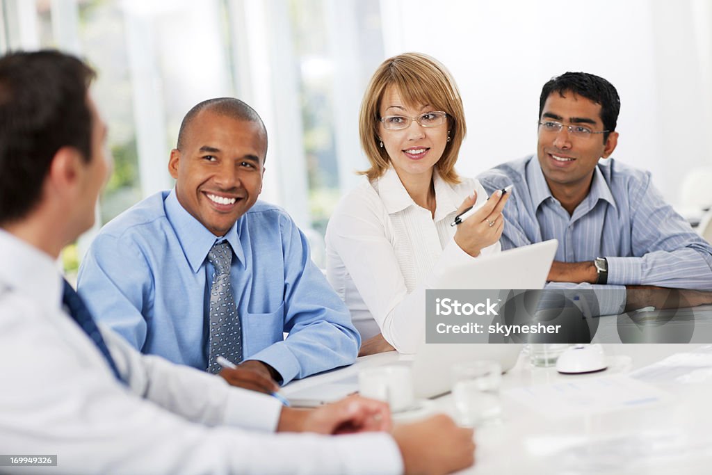 Grupo de empresários a ter uma reunião. - Foto de stock de Negócios royalty-free