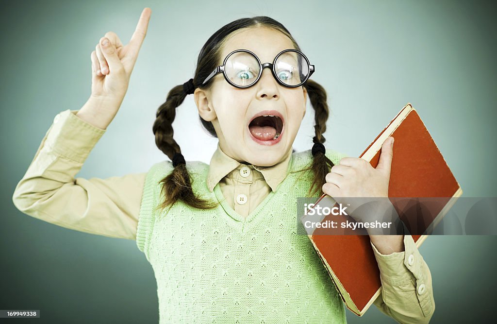 かわいい女の子くわえる geek で彼女のノートパソコンを開いています。 - リマインダーのロイヤリティフリーストックフォト