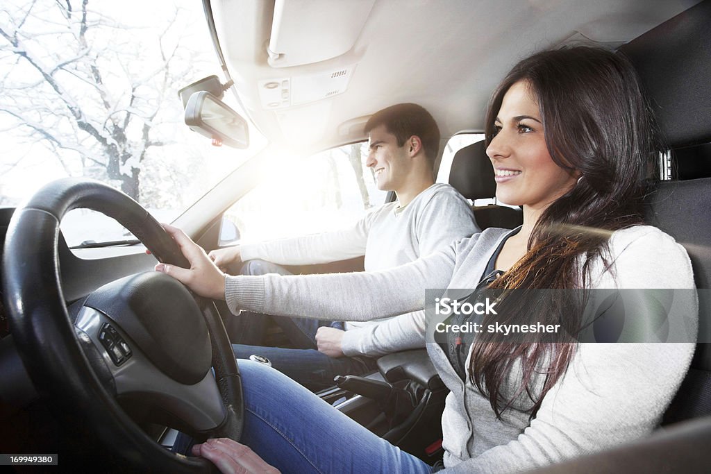 Bella coppia in un'auto. - Foto stock royalty-free di Autista - Mestiere