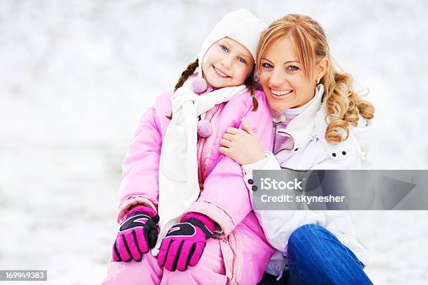 Inverno De Retrato De Família - Fotografias de stock e mais imagens de Abraçar - Abraçar, Adulto, Ao Ar Livre