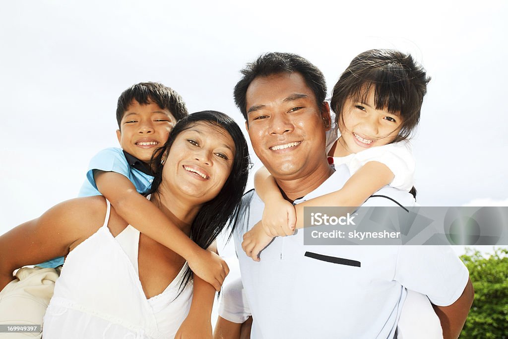 Bela Thai família divertir-se - Royalty-free Abraçar Foto de stock
