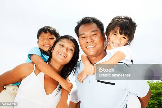 Bela Thai Família Divertirse - Fotografias de stock e mais imagens de Abraçar - Abraçar, Abraço de grupo, Adulto