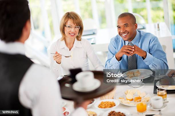 Foto de Empresários A Ter Um Intervalo Do Almoço e mais fotos de stock de Café da manhã - Café da manhã, Escritório, Garçom