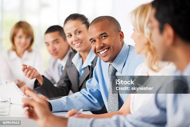 Foto de Grupo De Empresários A Ter Uma Reunião e mais fotos de stock de Afro-americano - Afro-americano, Cor Preta, Homem de negócios