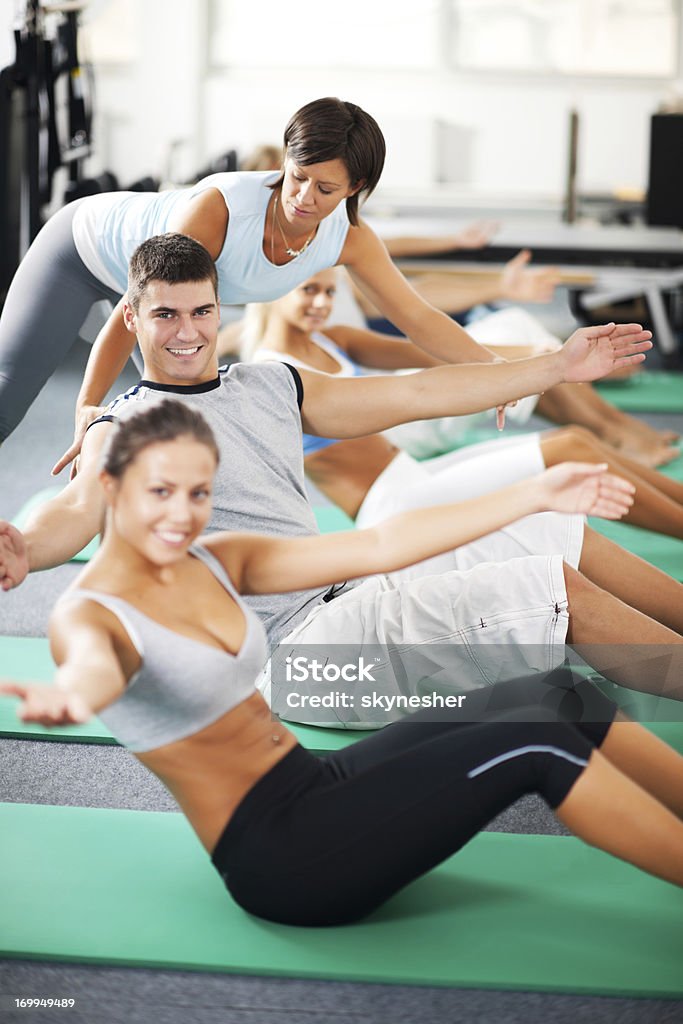 Treinador ajudando as pessoas com Pilates Exercícios - Royalty-free Adulto Foto de stock