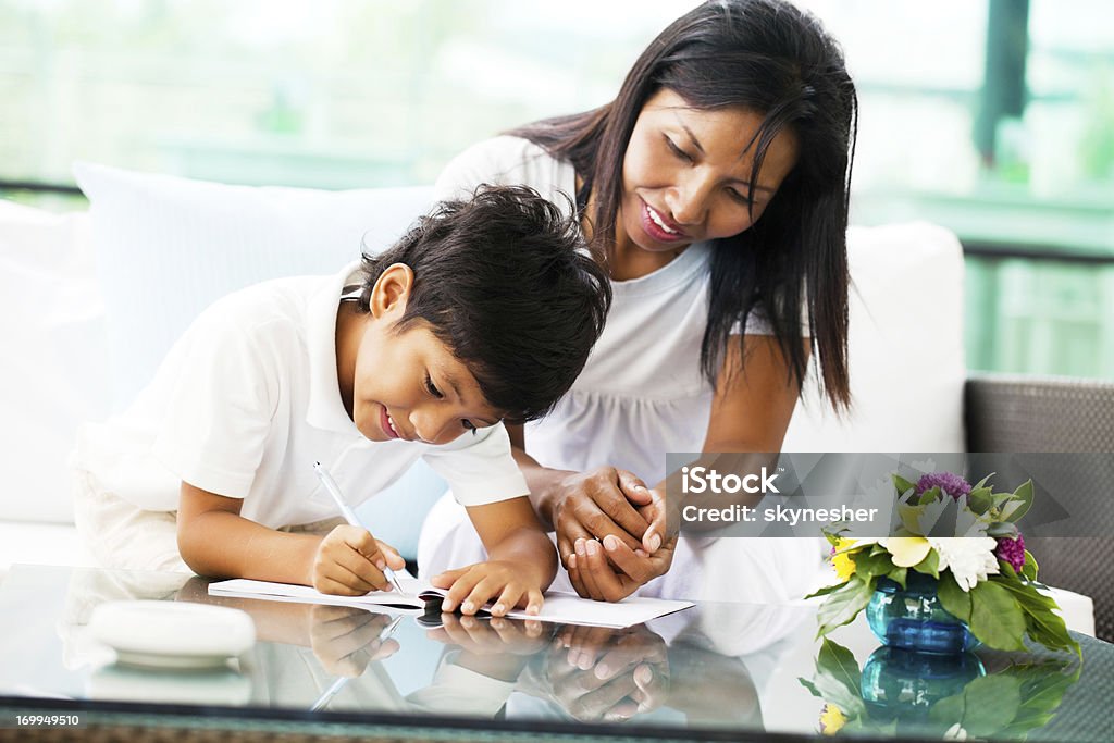 Asiatische Mutter hilft ihr Sohn mit seine Hausaufgaben. - Lizenzfrei Akademisches Lernen Stock-Foto