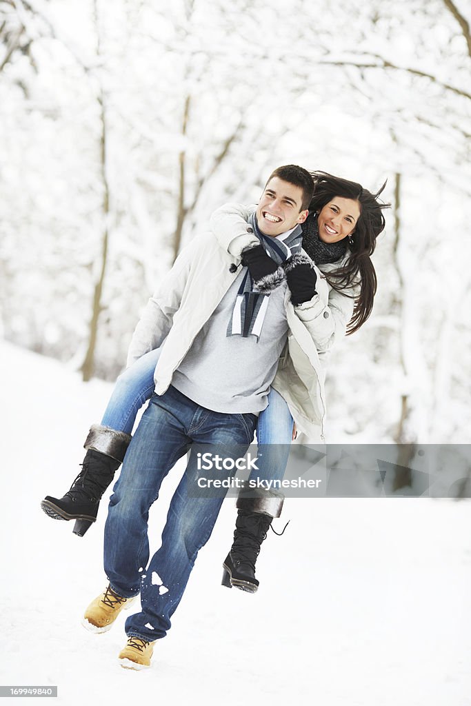 Bonito homem dando sua namorada um levando. - Foto de stock de Abraçar royalty-free