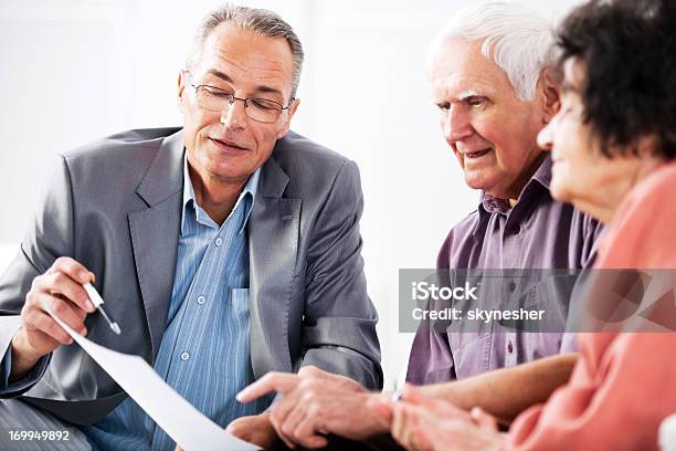 Altes Paar Treffen Mit Financial Advisor Stockfoto und mehr Bilder von Anwalt - Anwalt, Kunde, Alter Erwachsener