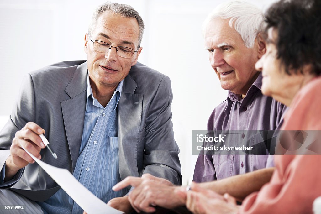 Casal de idosos reunião com um Consultor financeiro - Foto de stock de Advogado royalty-free