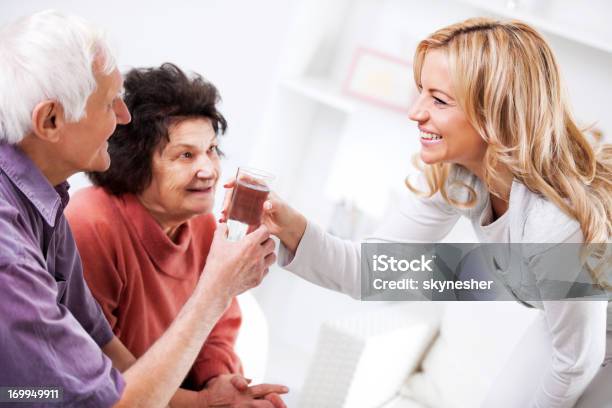 Altenpfleger Einen Älteren Mannes Glas Wasser Stockfoto und mehr Bilder von Aktiver Senior - Aktiver Senior, Alter Erwachsener, Altersheim