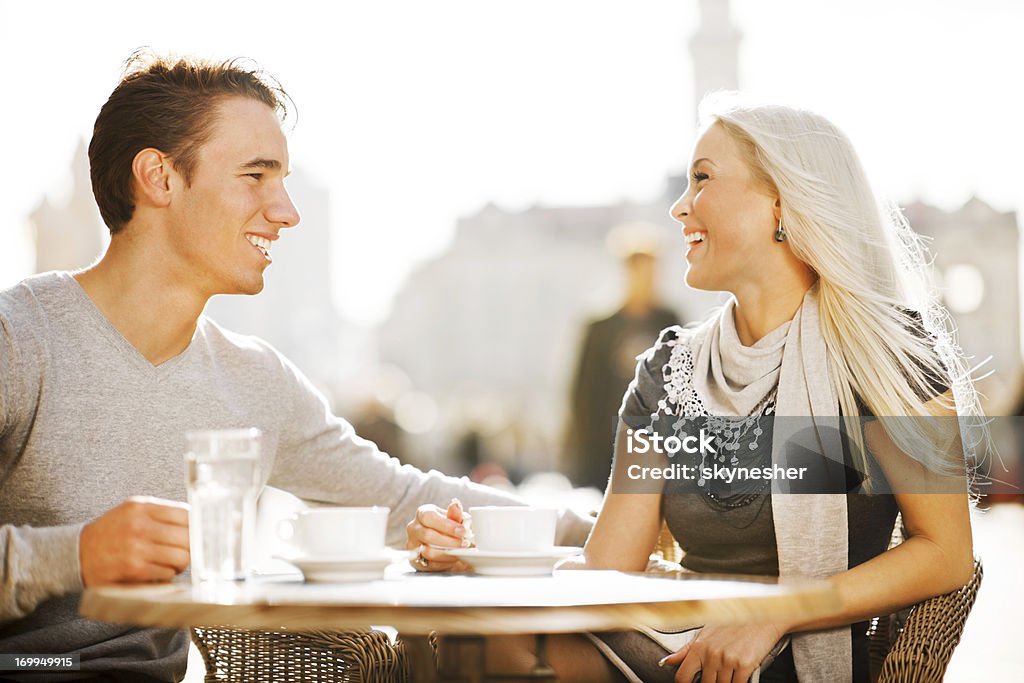 Beau couple assis dans un café. - Photo de A la mode libre de droits