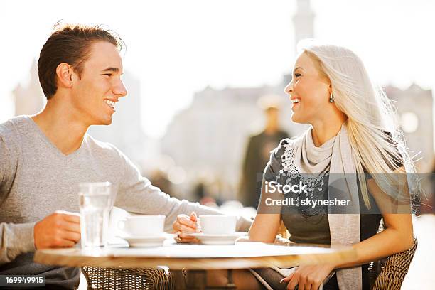 Foto de Lindo Casal Sentado Em Um Café e mais fotos de stock de Adolescente - Adolescente, Adolescência, Adulto