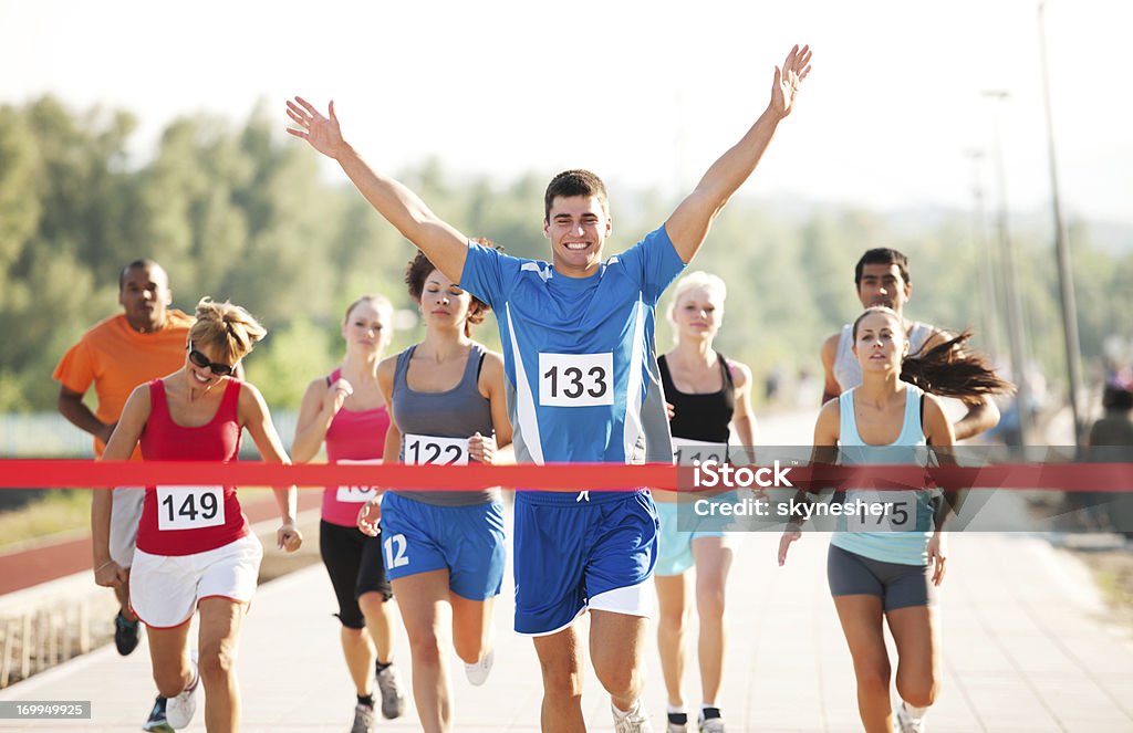 Grupa biegaczy ukończenie biegu. - Zbiór zdjęć royalty-free (Linia mety)