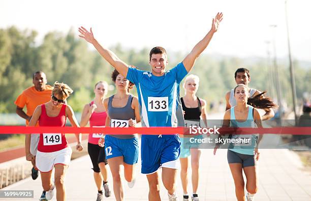 Grupa Biegaczy Ukończenie Biegu - zdjęcia stockowe i więcej obrazów Linia mety - Linia mety, Biegać, Maraton