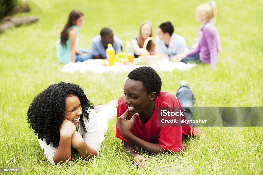 Группа друзей, наслаждаясь в парке - Стоковые фото Африканская этническая группа роялти-фри
