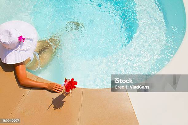 Frau Entspannung In Einem Whirlpool Im Freien Stockfoto und mehr Bilder von Alkoholisches Getränk - Alkoholisches Getränk, Badebekleidung, Bikini