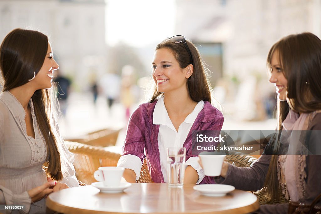 Drei junge Frauen trinken Kaffee in einem Café. - Lizenzfrei Café Stock-Foto