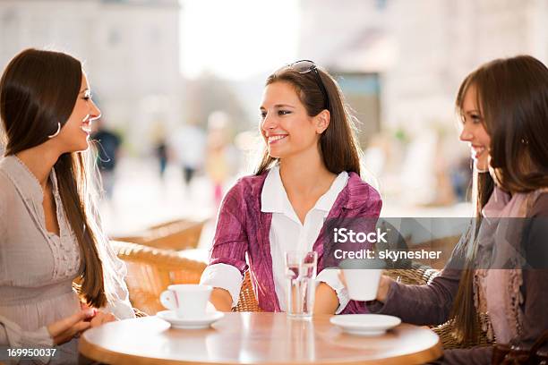Drei Junge Frauen Trinken Kaffee In Einem Café Stockfoto und mehr Bilder von Café - Café, Coffee Shop, Drei Personen