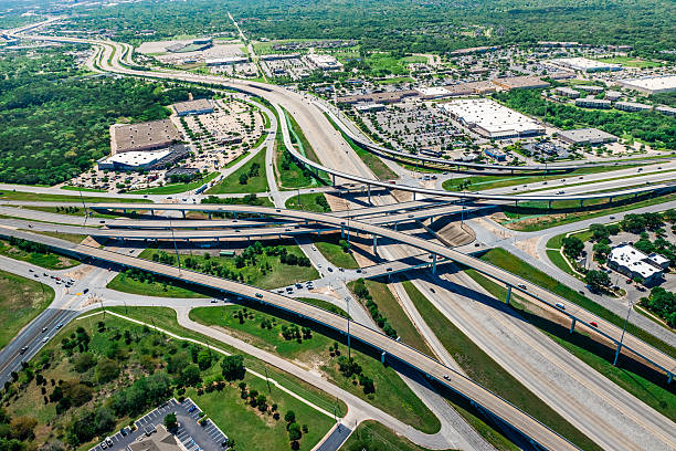 高架道路交差点でのショッピングセンターにオースティンテキサス州） - highway overpass texas multiple lane highway ストックフォトと画像