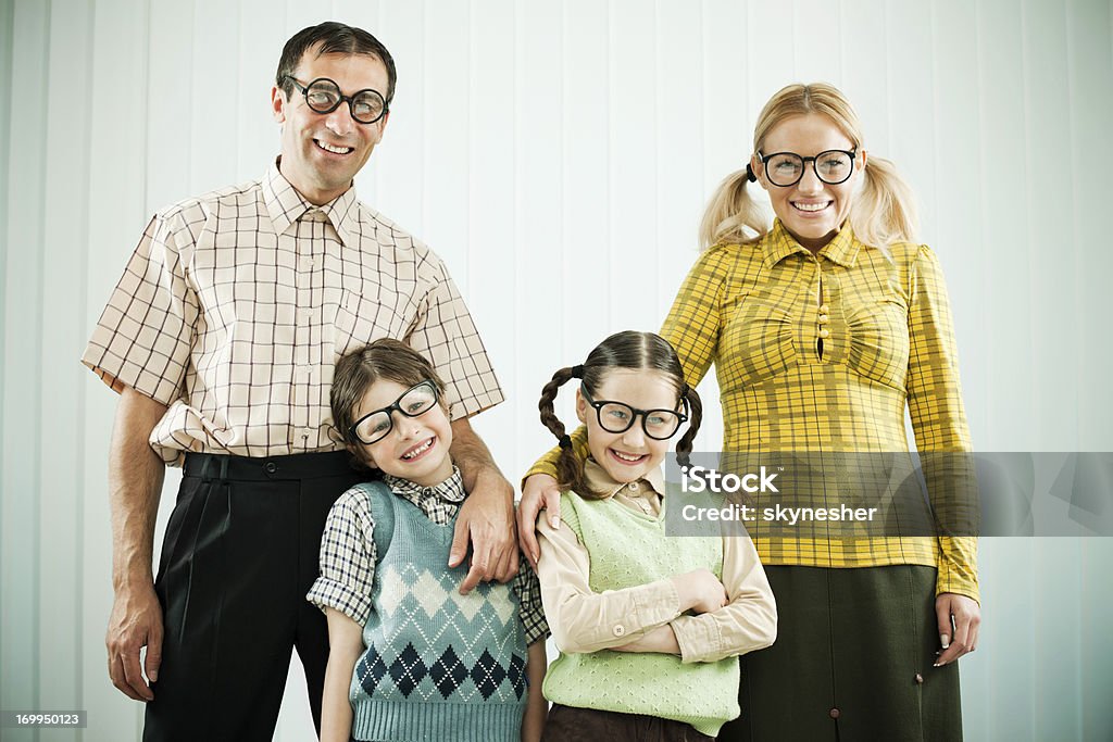 Abraçado nerd família olhando para a câmera. - Foto de stock de Família royalty-free