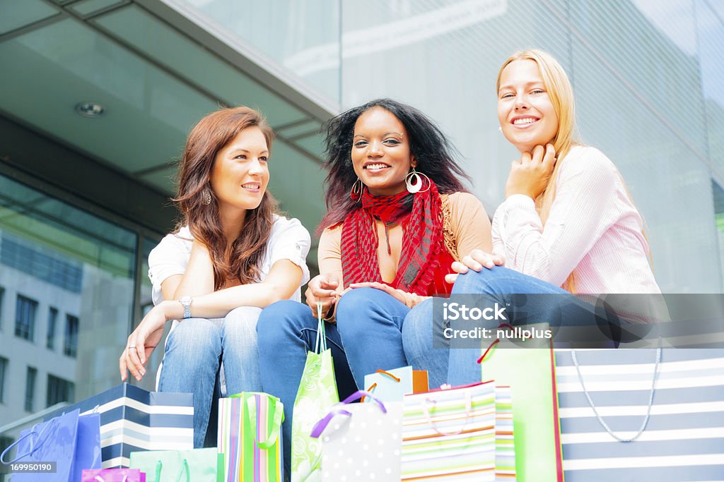 Junge Frauen shopping - Lizenzfrei Afrikanischer Abstammung Stock-Foto