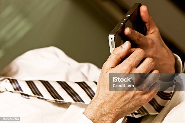 Hombre De Negocios Con Tableta Digital Foto de stock y más banco de imágenes de Adulto - Adulto, Analizar, Color - Tipo de imagen