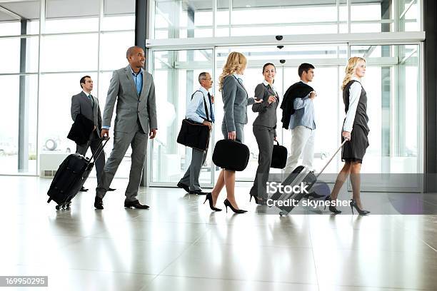 Große Gruppe Von Menschen In Der Multiethnische Business Corridor Stockfoto und mehr Bilder von Flughafen