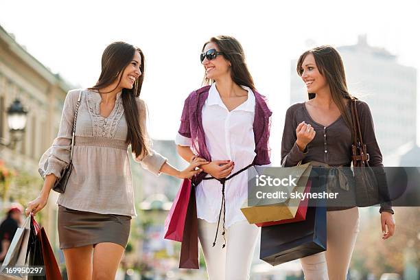 Piękne Młodych Kobiet Zakupy - zdjęcia stockowe i więcej obrazów Czynność - Czynność, Dorosły, Dyskusja