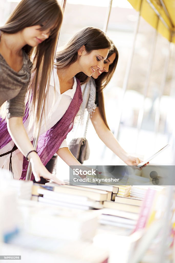 Jovem mulher comprar livros. - Royalty-free Comprar Foto de stock