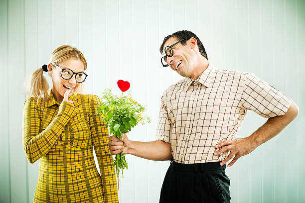 гик-человек, давая его �подруга в день святого валентина подарок. - valentines day love nerd couple стоковые фото и изображения