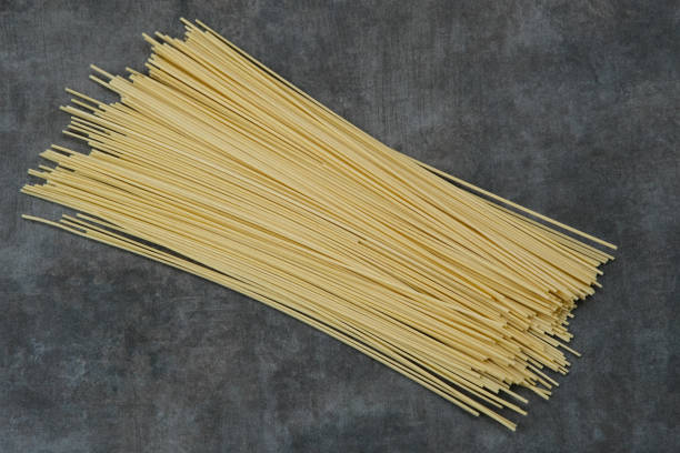 dried raw noodles - spaghetti cooked heap studio shot imagens e fotografias de stock