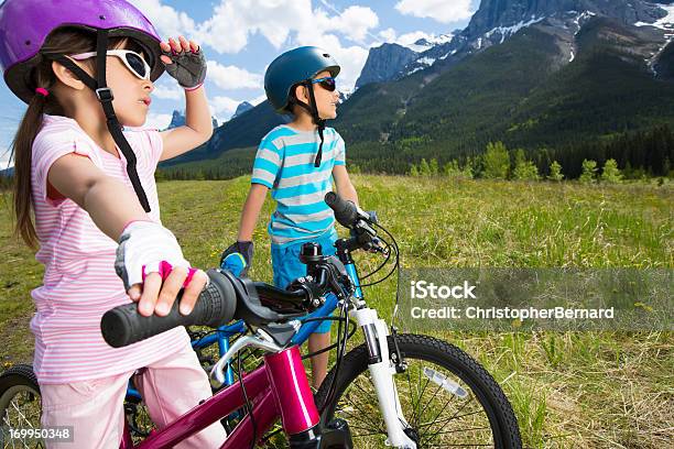 Foto de Irmãos Colocar Em Suas Bicicletas Desfrutando A Vista e mais fotos de stock de 6-7 Anos