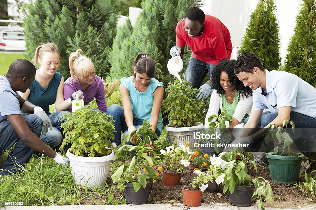 Grupo de adolescente amigos jardinería. - Foto de stock de Jardinería libre de derechos