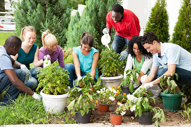 groupe de jeunes amis jardinage. - flower single flower black white photos et images de collection