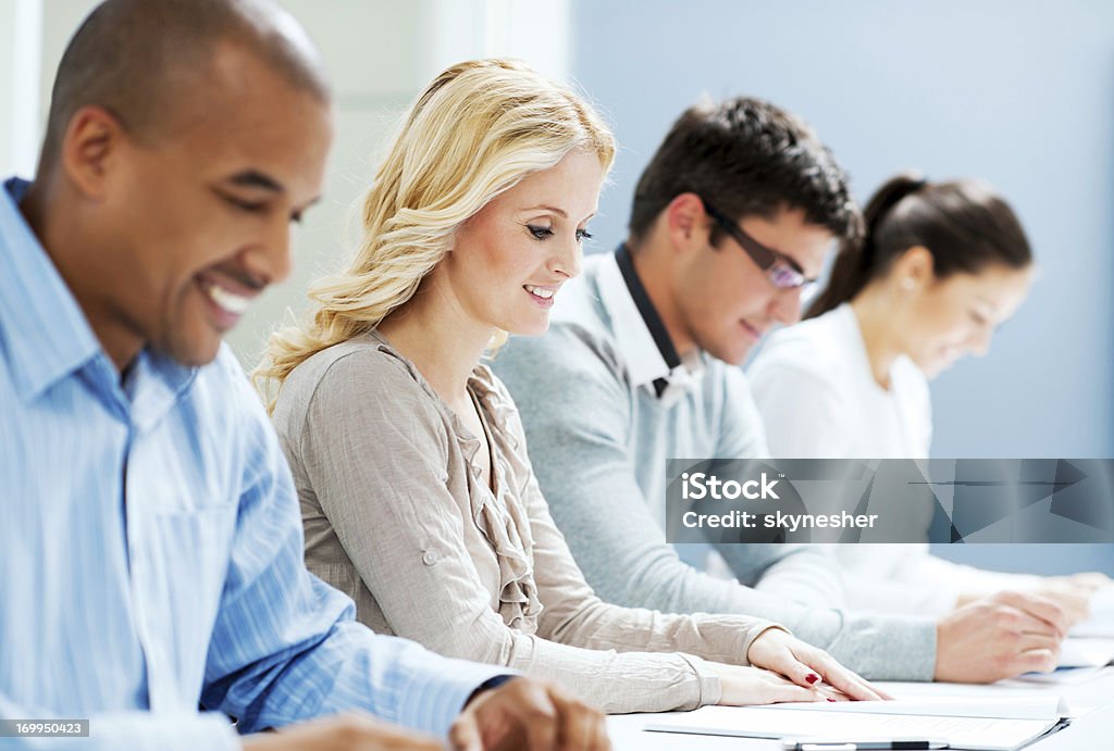 Grupo de empresários a leitura um documentos. - Foto de stock de Adulto royalty-free