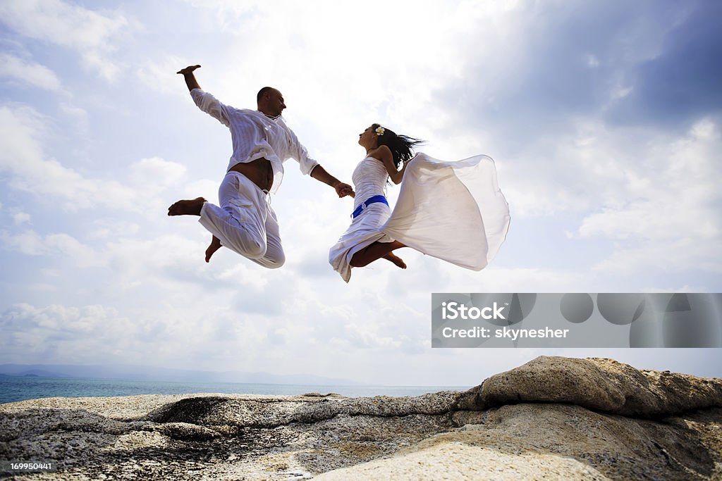 신부 및 신랑 뛰어내림 대해 스카이. - 로열티 프리 점프 스톡 사진